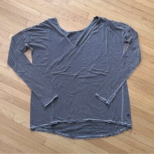 Lululemon athletica long sleeve t-shirt size 6